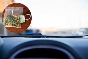 bustina da tè sul cruscotto alleato contro le multe