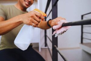 pulizia della ringhiera del balcone