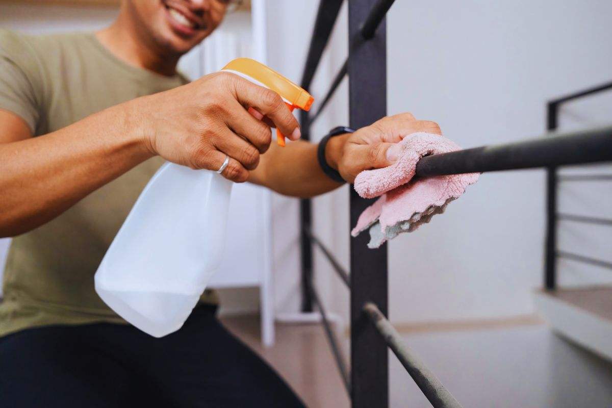 pulizia della ringhiera del balcone