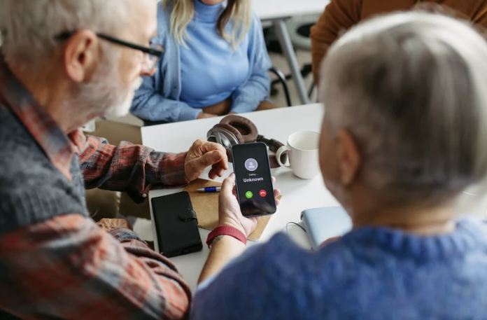 La modalità più frequente riguarda l’invito a contattare numeri a tariffazione speciale o a cliccare su link ingannevoli, con il rischio concreto di subire