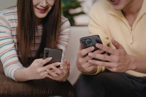 smartphone trucco per salvarlo da freddo e umidità