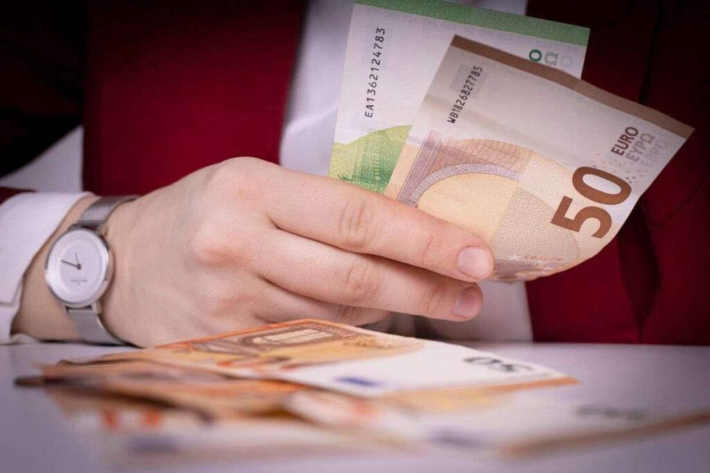 stipendi oltre i 3000 euro vicino l'Italia