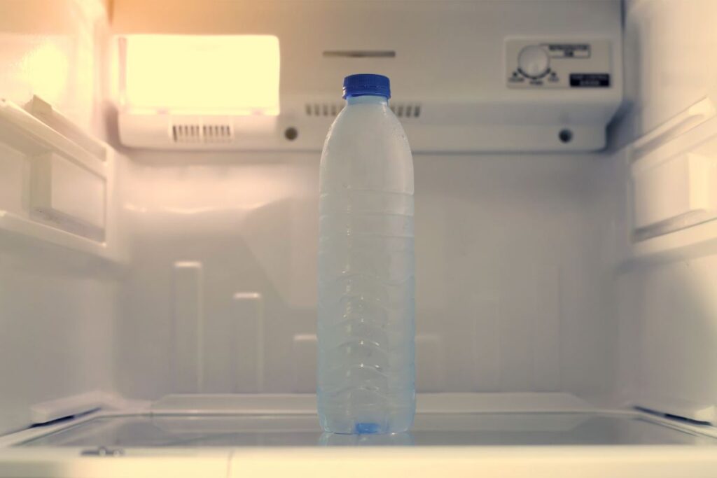 bottiglie d'acqua nel freezer: il trucco per ridurre i consumi
