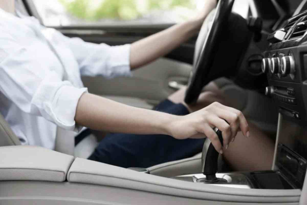 Molti automobilisti inseriscono la folle mentre l’auto è ancora in movimento, convinti di risparmiare carburante o di “far scorrere meglio”