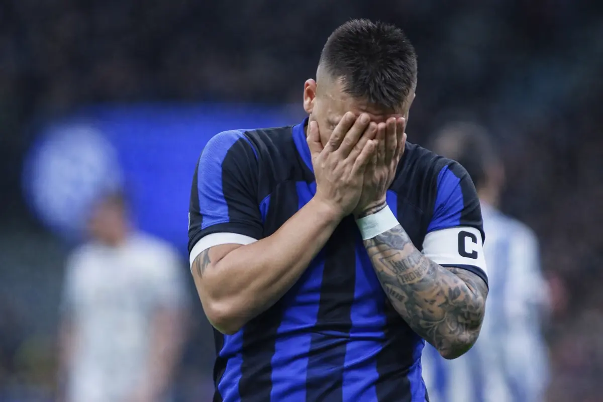 Lautaro Martinez con le mani in faccia