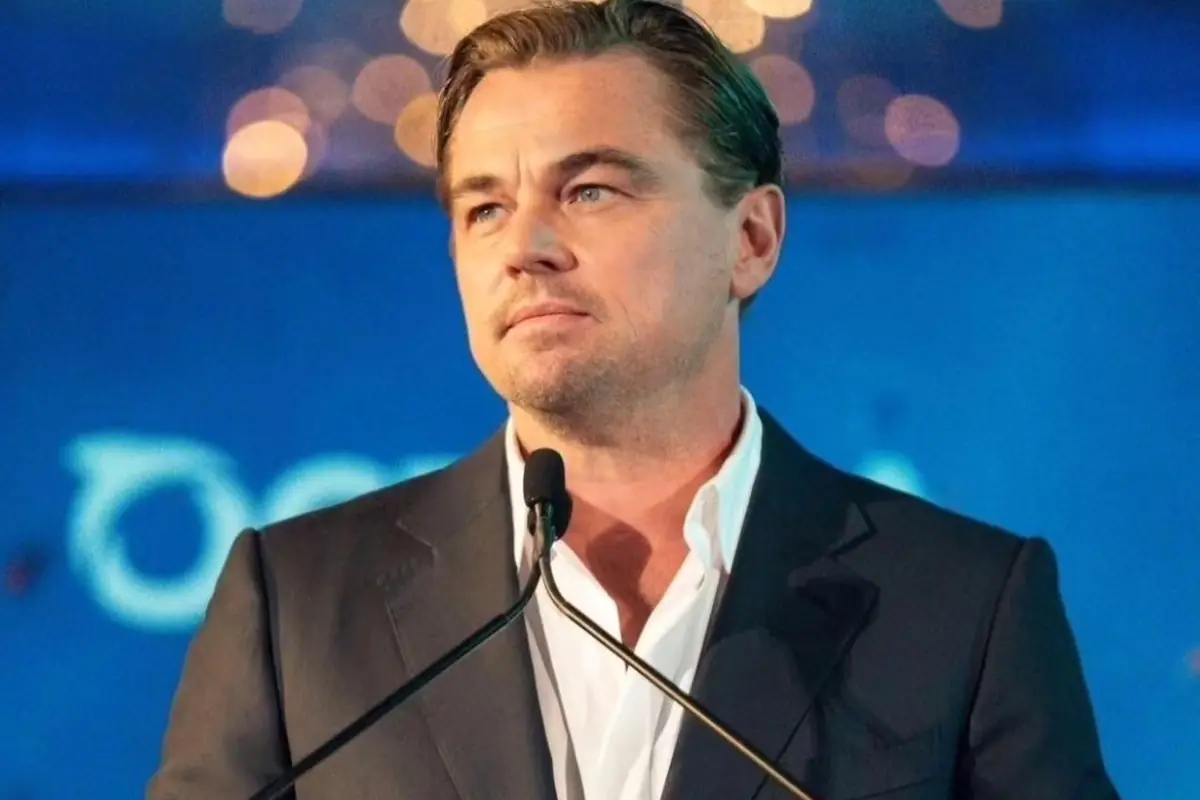 Leonardo DiCaprio durante un discorso pubblico su un palco con microfono