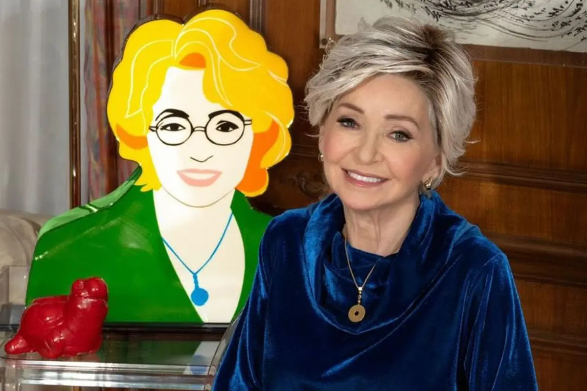 Enrica Bonaccorti sorridente in una foto recente, la conduttrice televisiva scomparsa dopo una battaglia contro il tumore al pancreas