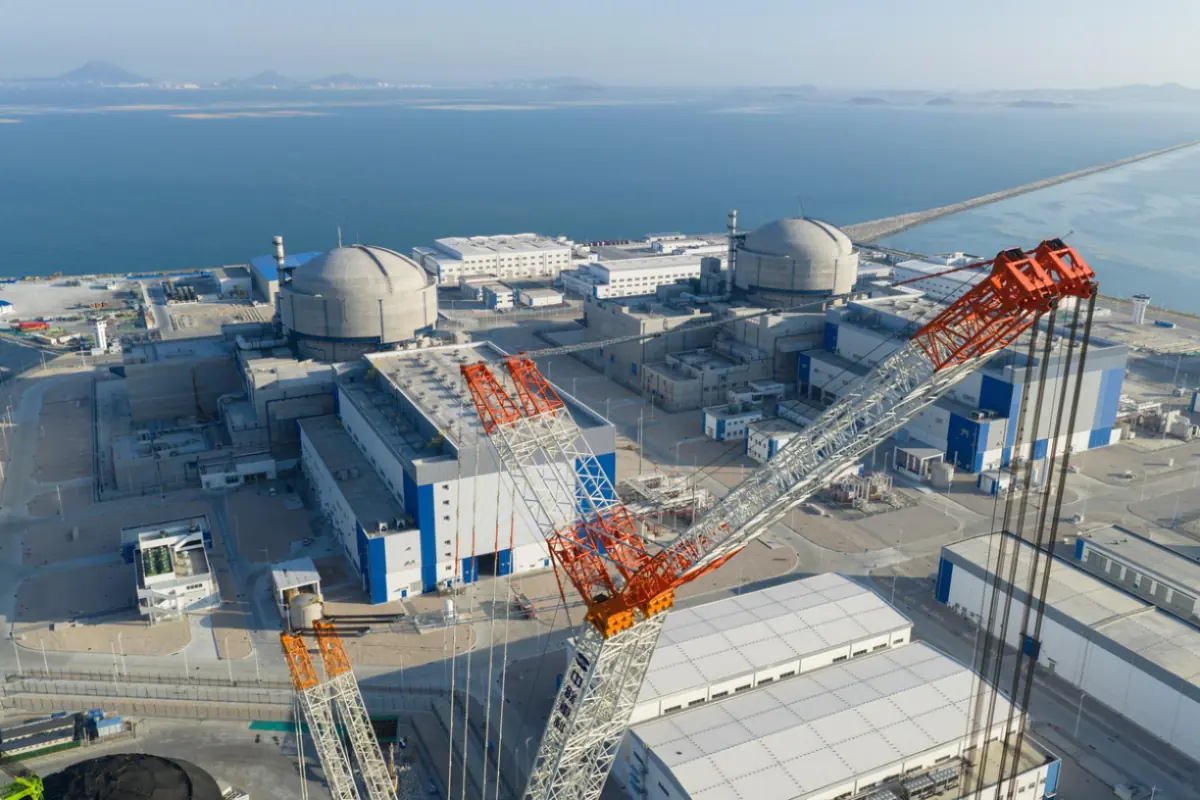 Centrale nucleare moderna utilizzata per produrre elettricità a basse emissioni nel contesto della transizione energetica