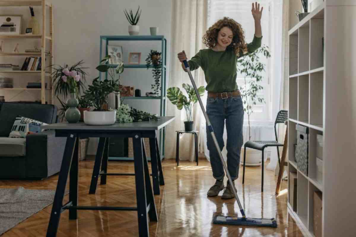 Il pavimento è pulito, certo, ma resta spento, senza quella sensazione di ordine e brillantezza che ci si aspetta. Una situazione più comune