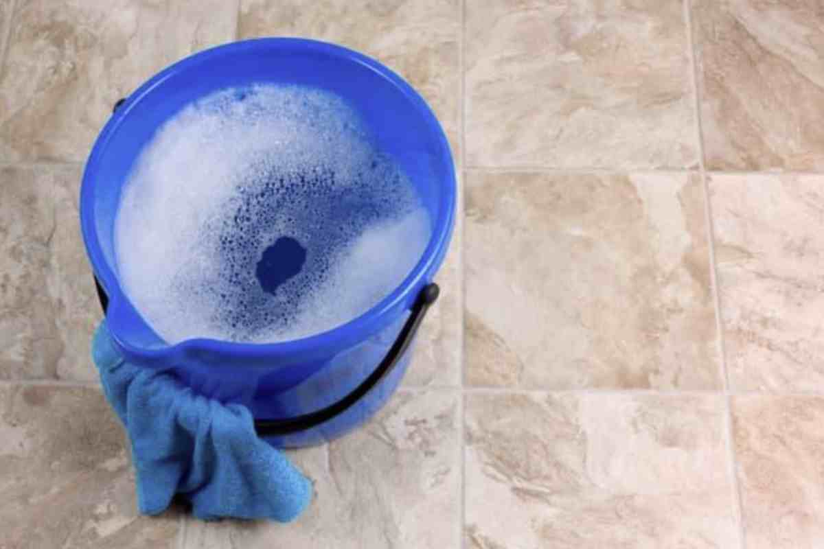 Il segreto sta nell’equilibrio. Non servono quantità eccessive né preparazioni complicate. Una soluzione semplice, fatta con acqua calda