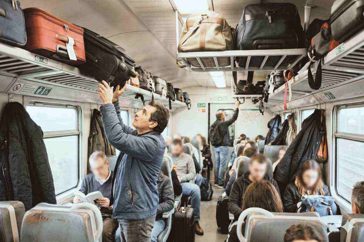 Persone in treno 09042026 leonardo.it