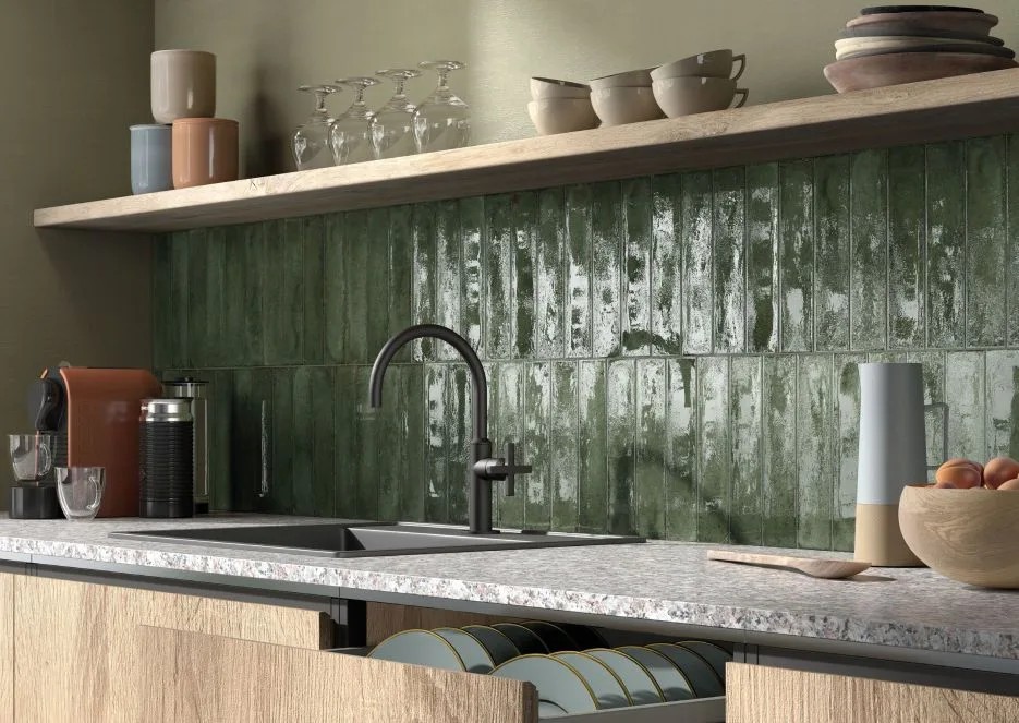 Panaria Ceramica collezione Workshop rivestimento cucina con formato mattoncino lucido posa verticale